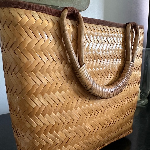 Elegant Tan Woven Tote Bag - Picture 2 of 6